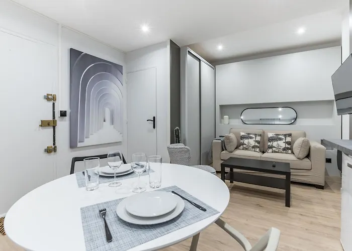 Апартаменты Versigny Heart Of 18th Cosy *